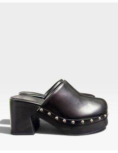 Zueco Plataforma Tachuelas - Estilo y Comodidad