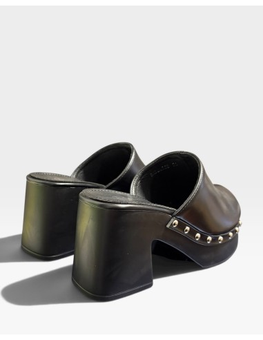 Zueco Plataforma Tachuelas - Estilo y Comodidad