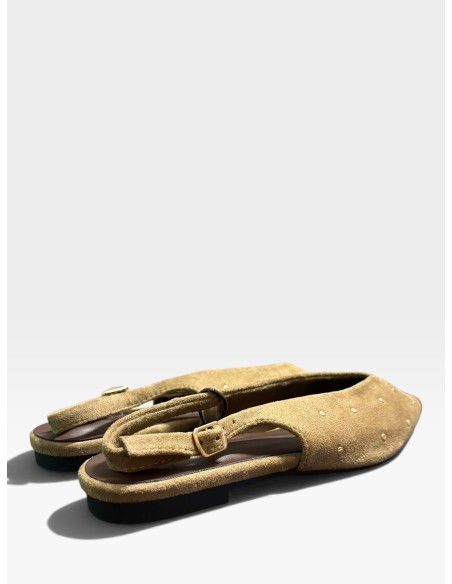 Zapato plano destalonado con tachuela