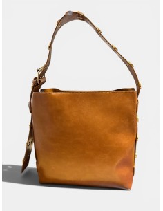 Bolso de Hombro con Tachuelas - Estilo y Funcionalidad