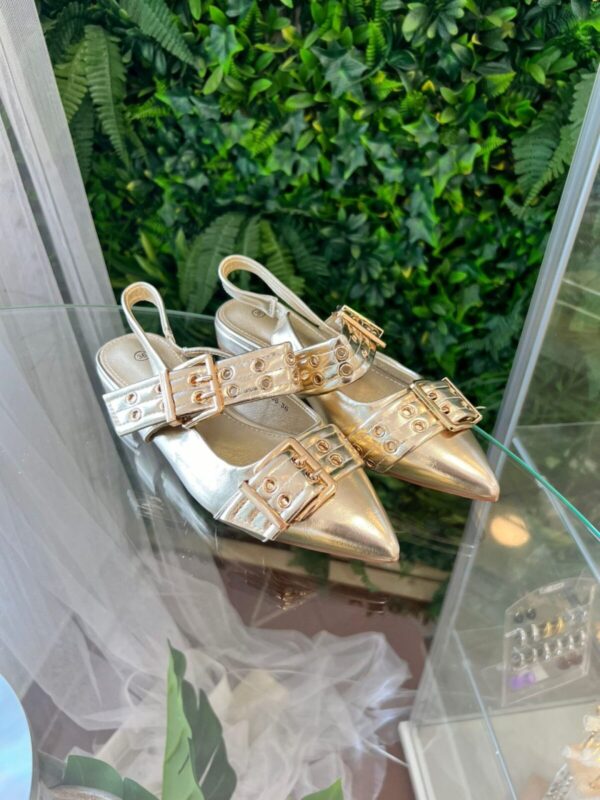 Zapato plano tiras hebillas dorado
