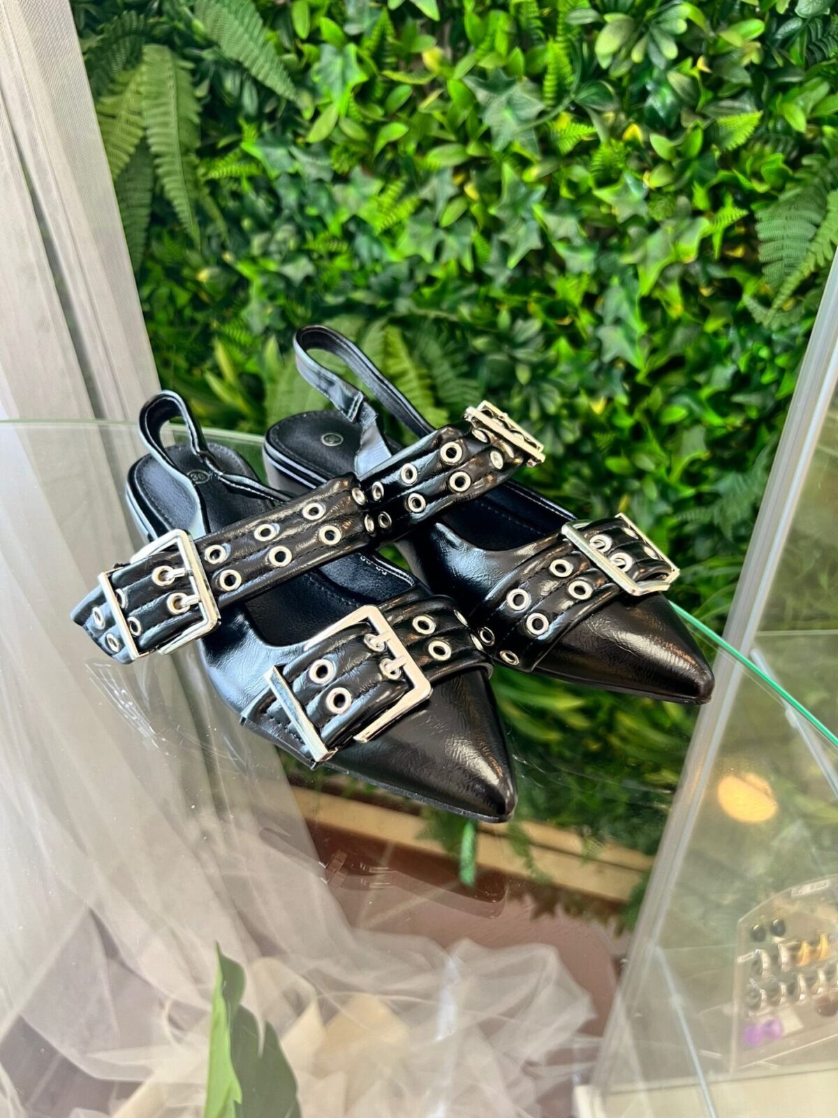 Zapato plano tiras hebillas negro