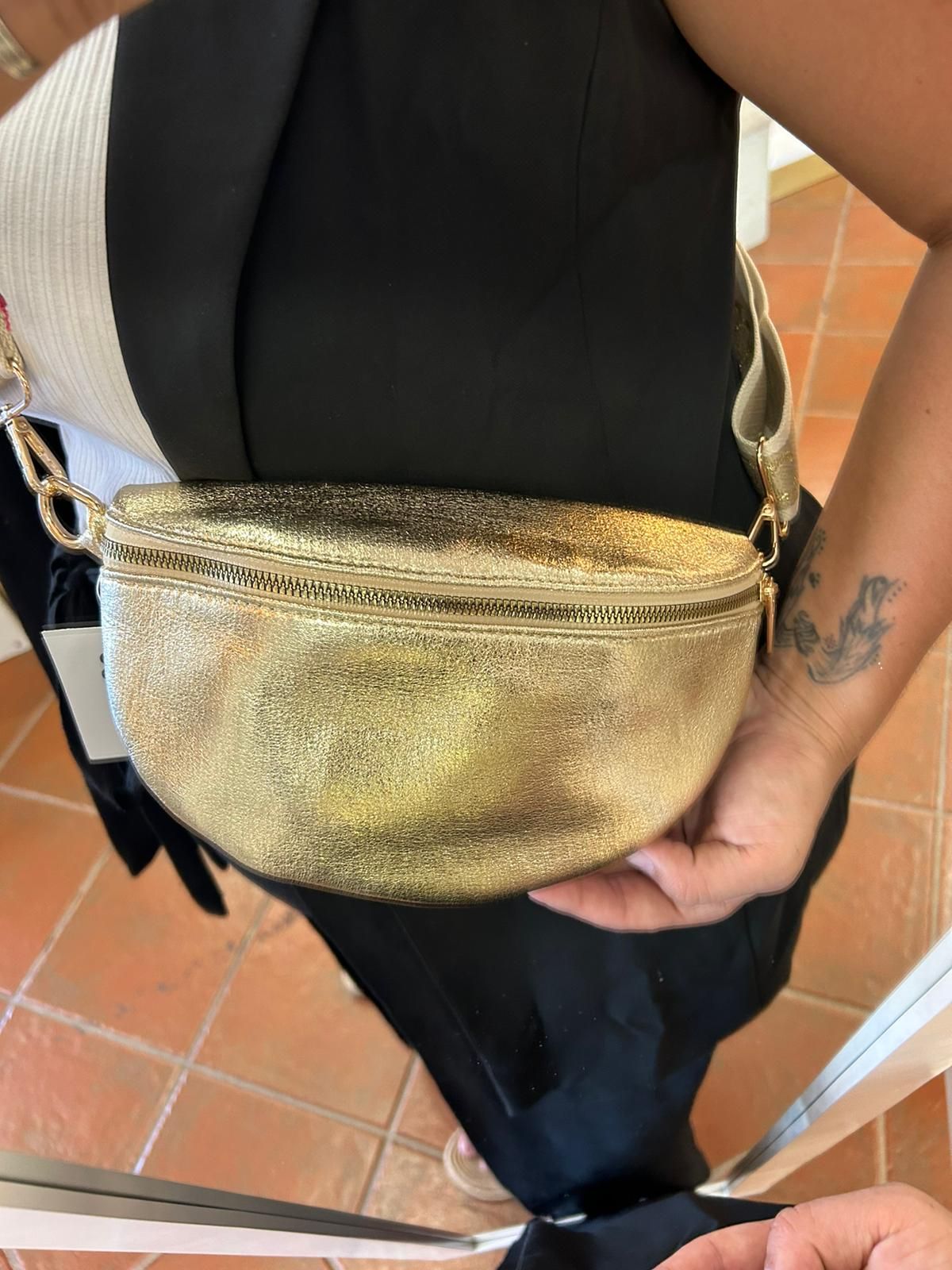 Bolso riñonera metalizada - Imagen 4
