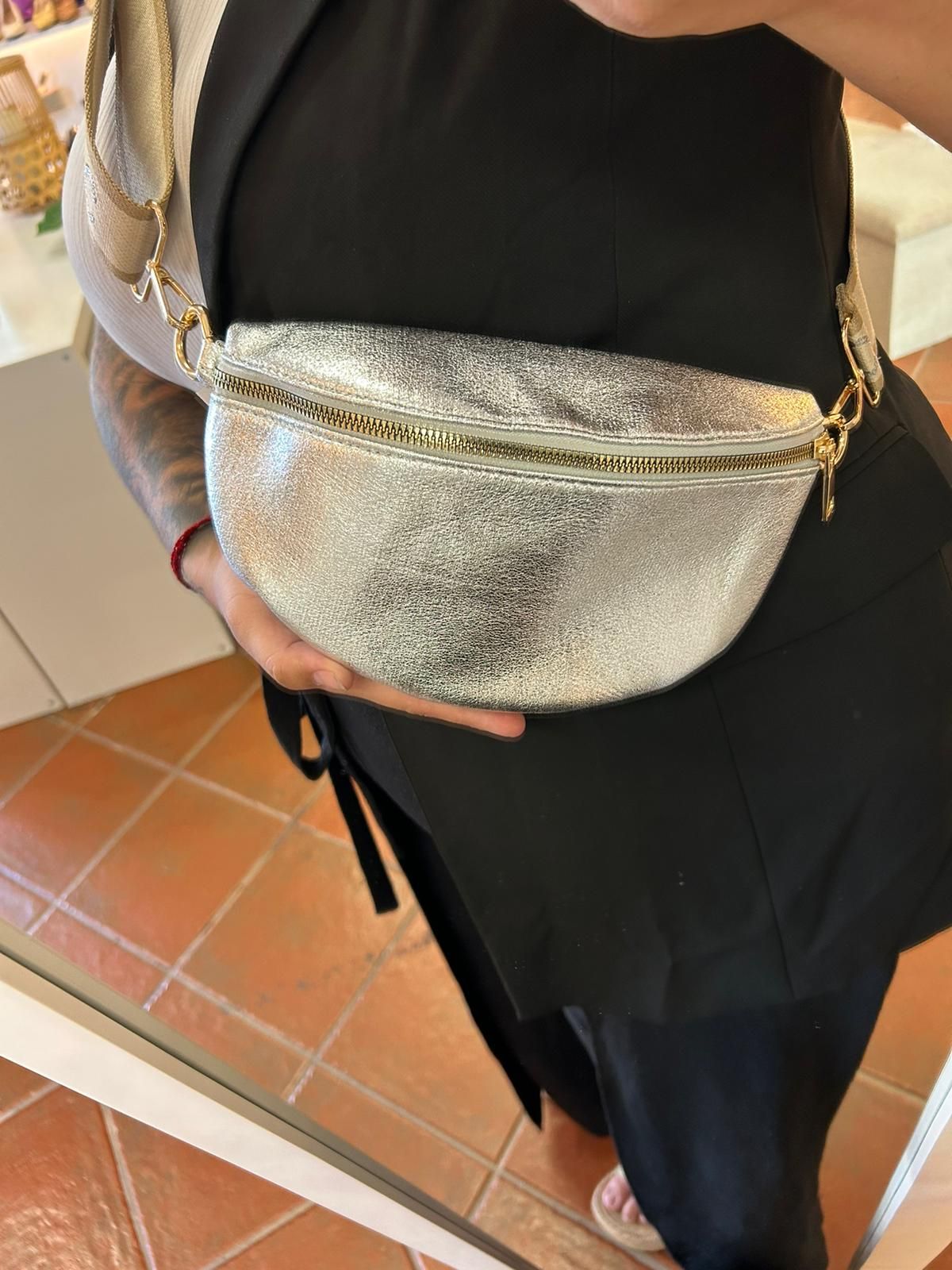 Bolso riñonera metalizada - Imagen 5