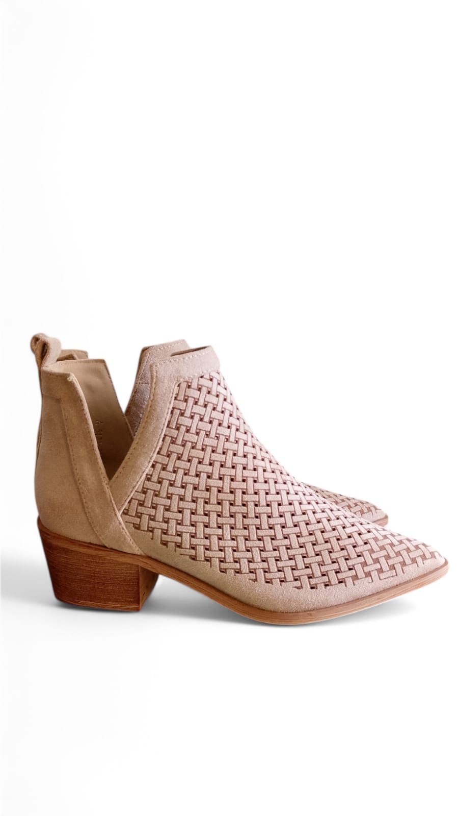 Botin semiabierto entrelazado beige