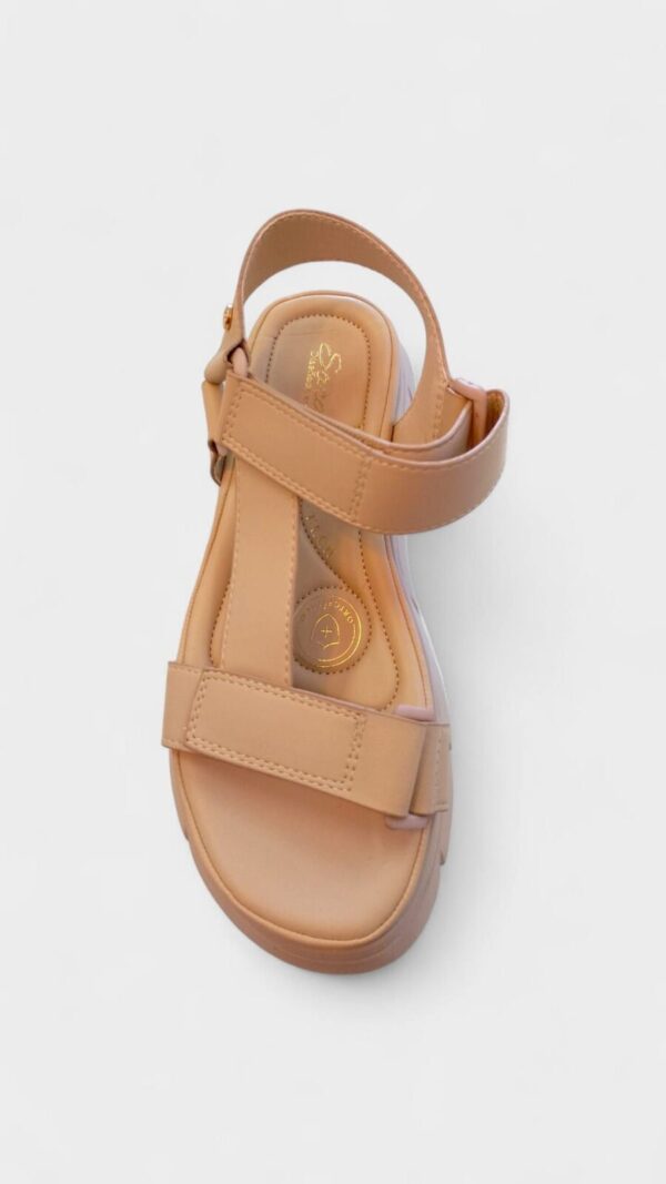 Sandalia deportiva confort beige - Imagen 4