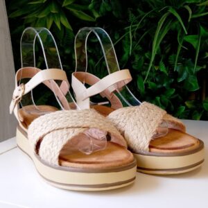 Sandalia cuña cruzada beige