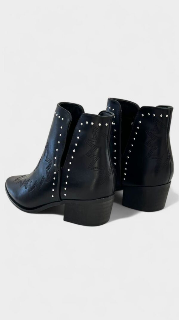 Botin cowboy semiabierto negro