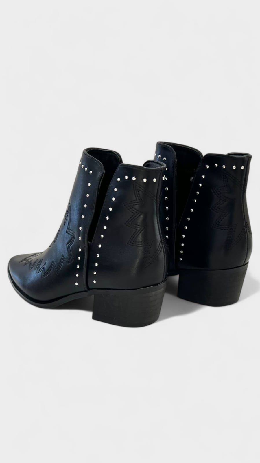 Botin cowboy semiabierto negro